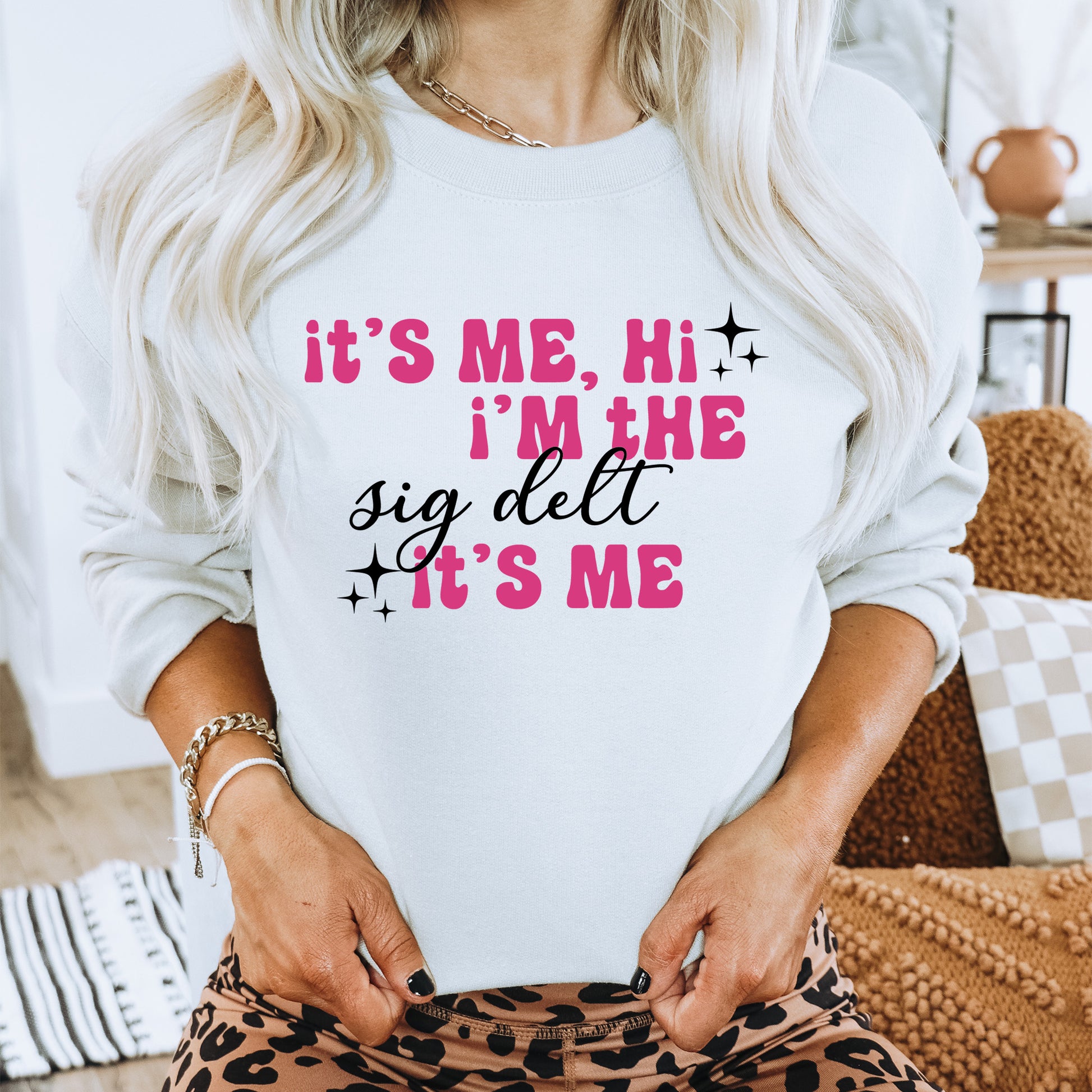 a woman wearing a sweatshirt that says it's me, i'm the