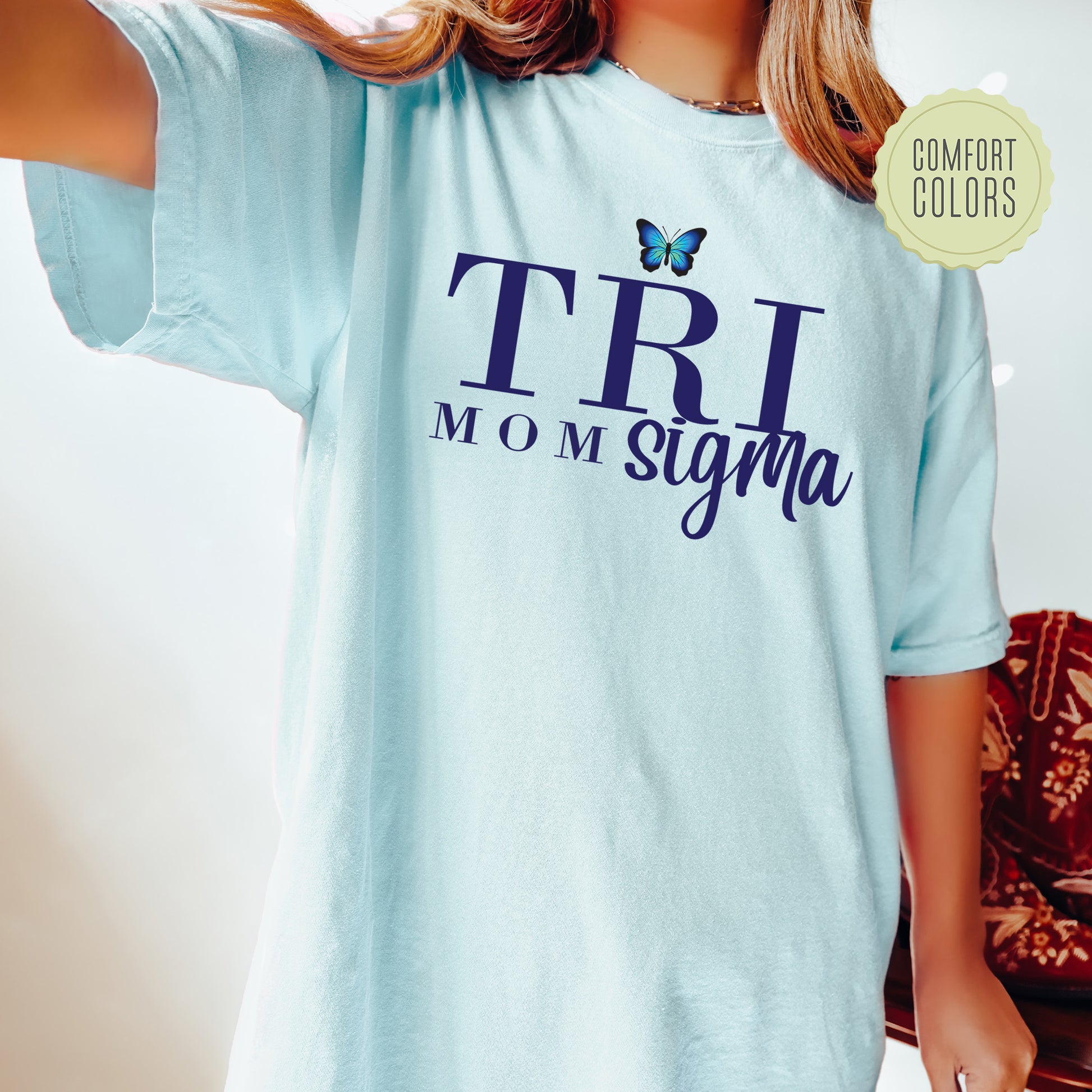 a woman wearing a t - shirt that says tri mom