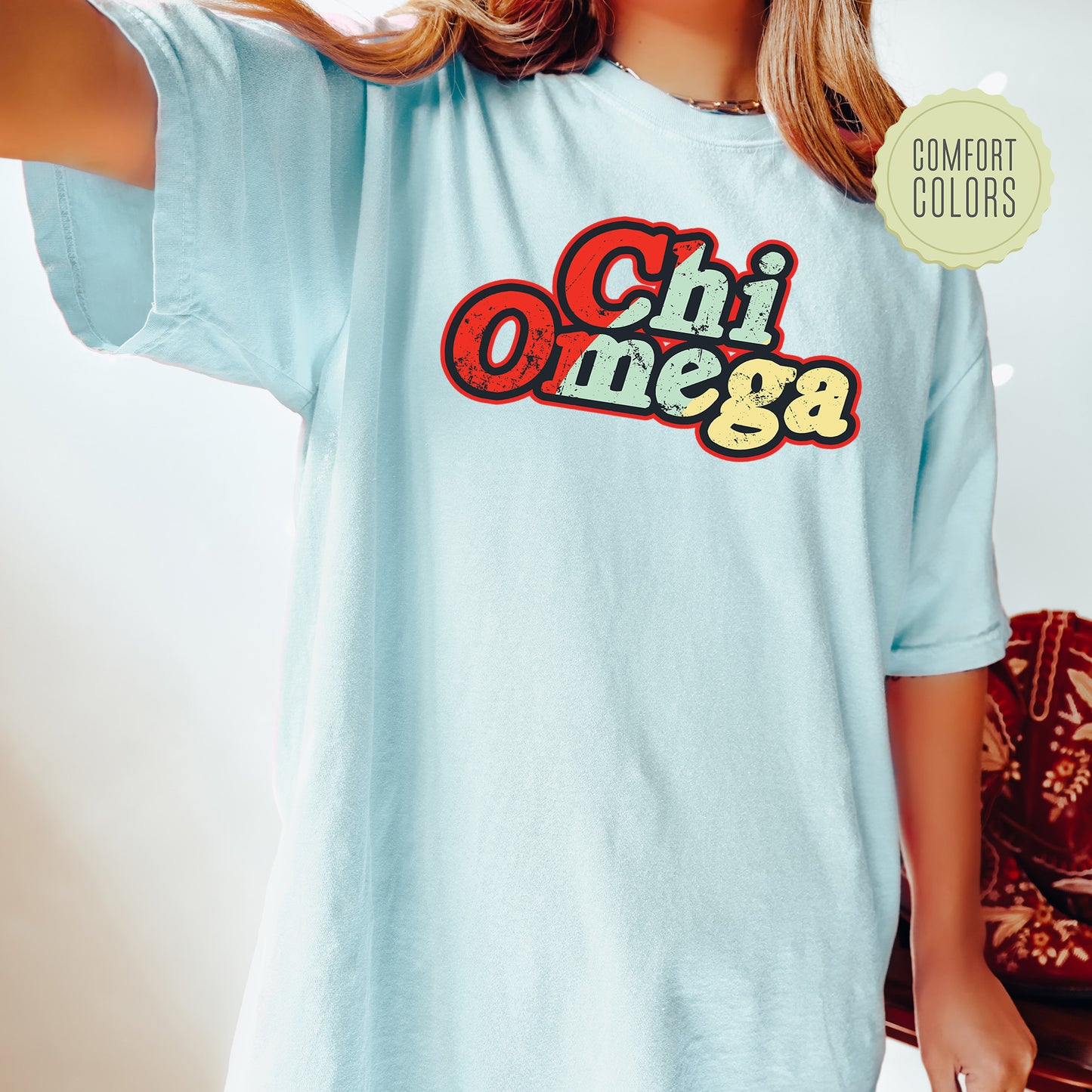 a woman wearing a t - shirt that says chii omega