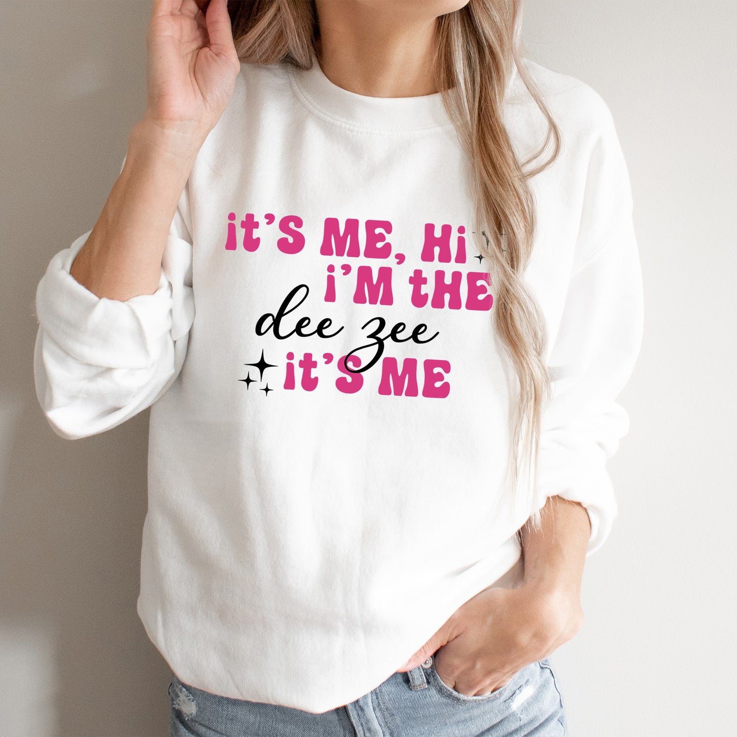 a woman wearing a sweatshirt that says it's me, i'm the