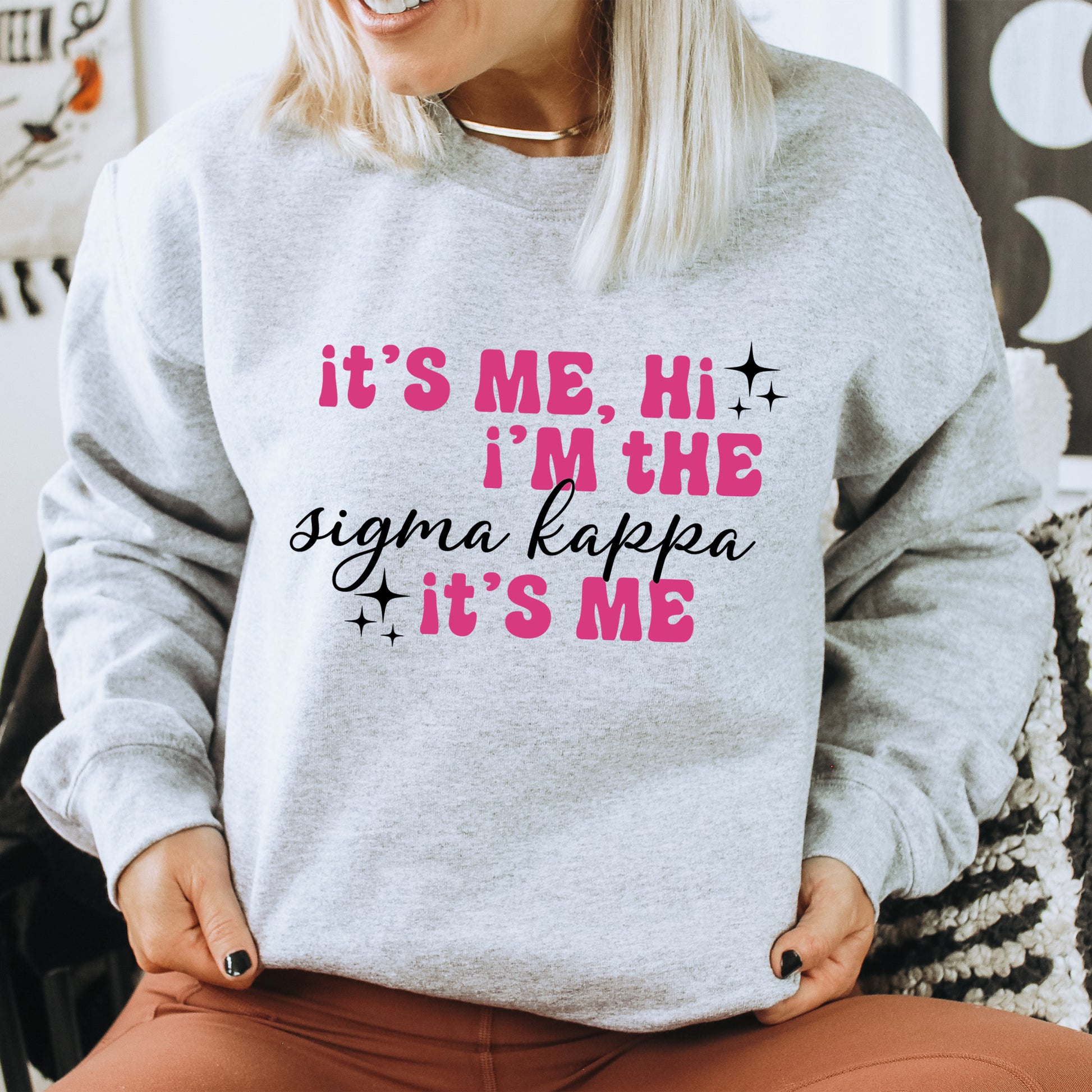 a woman wearing a sweatshirt that says it's me, i'm the