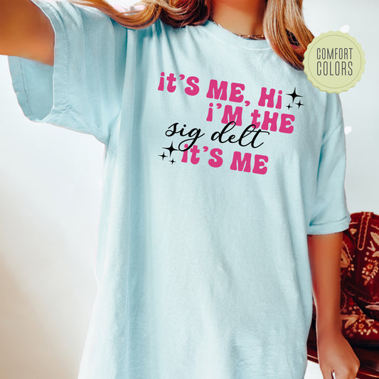 a woman wearing a t - shirt that says it's me, i '