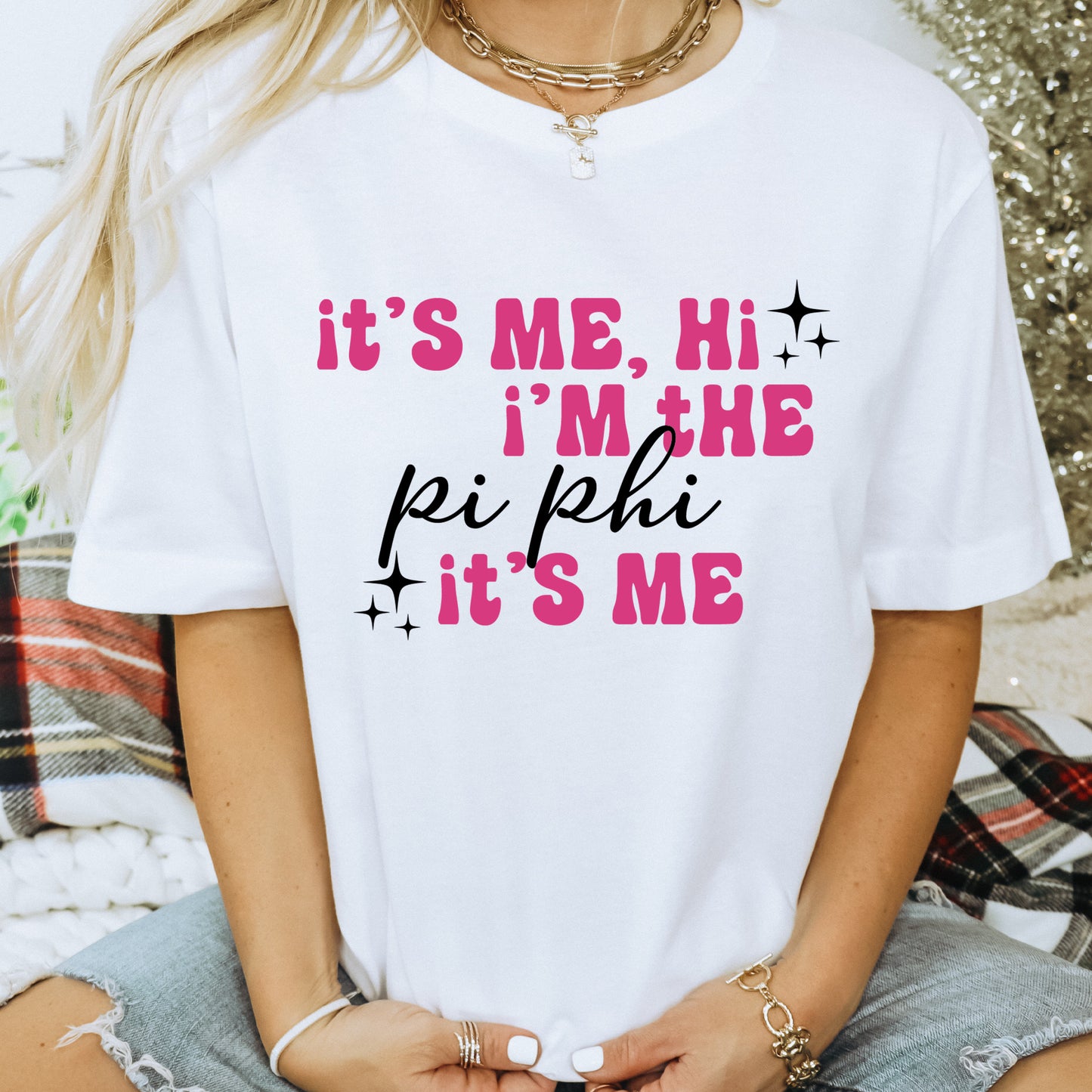 a woman wearing a t - shirt that says it's me, i '