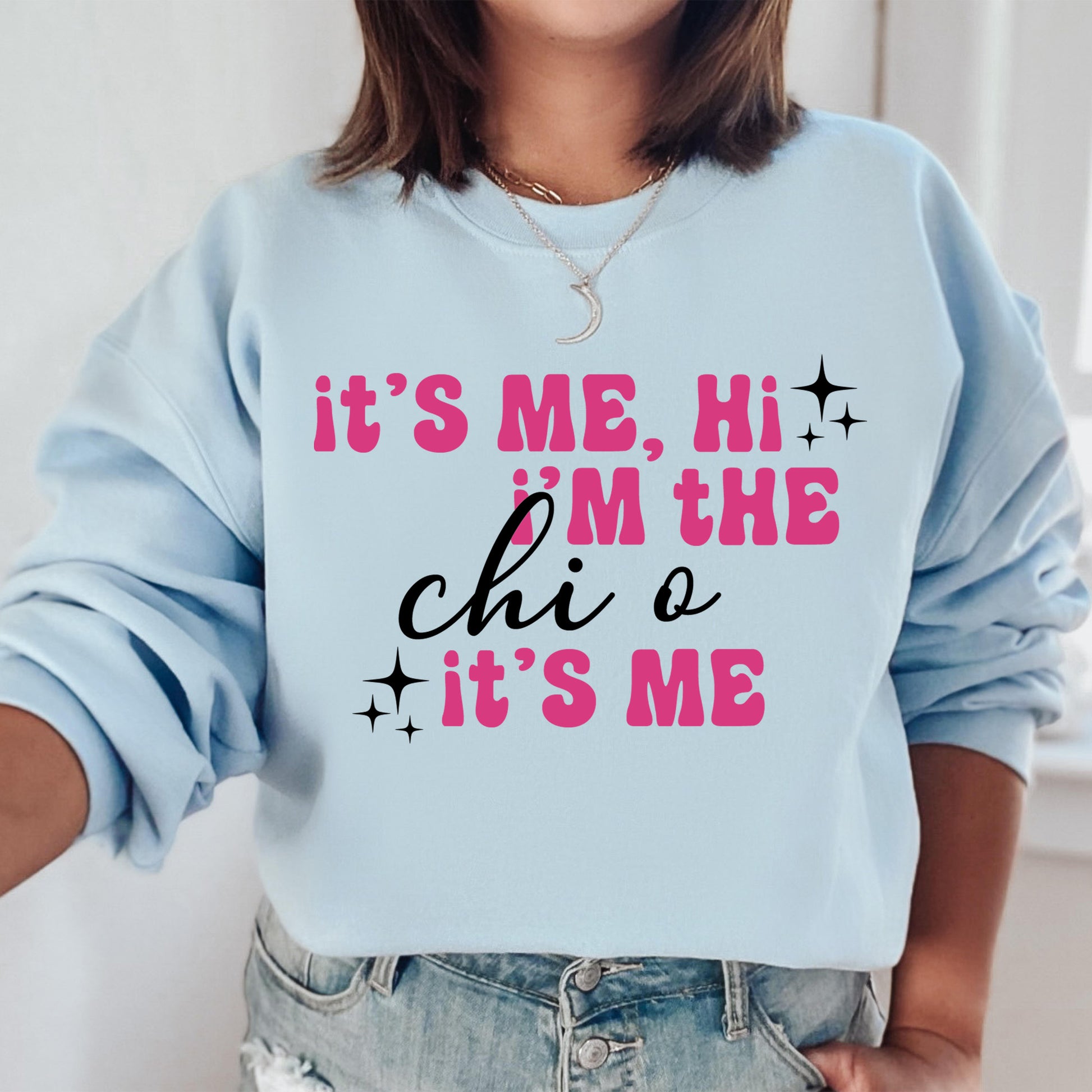 a woman wearing a sweatshirt that says it's me, i'm the