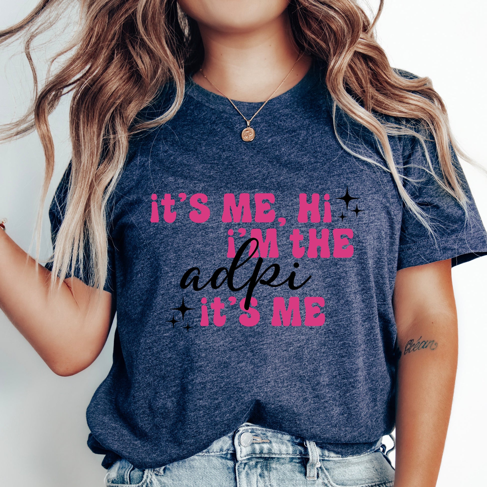 a woman wearing a t - shirt that says it's me, i '
