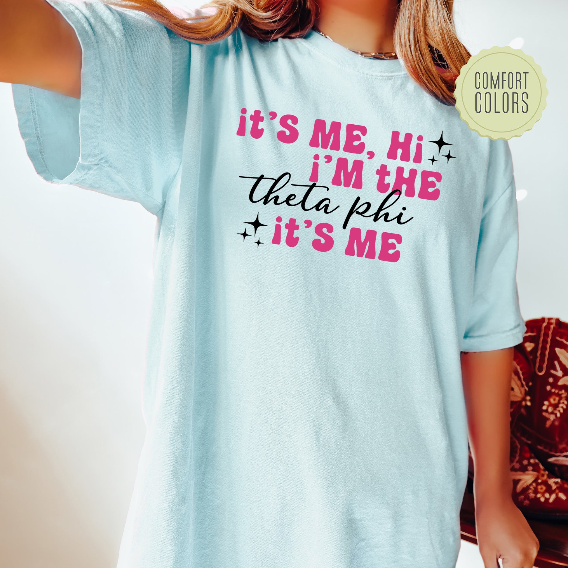 a woman wearing a t - shirt that says it's me, i '