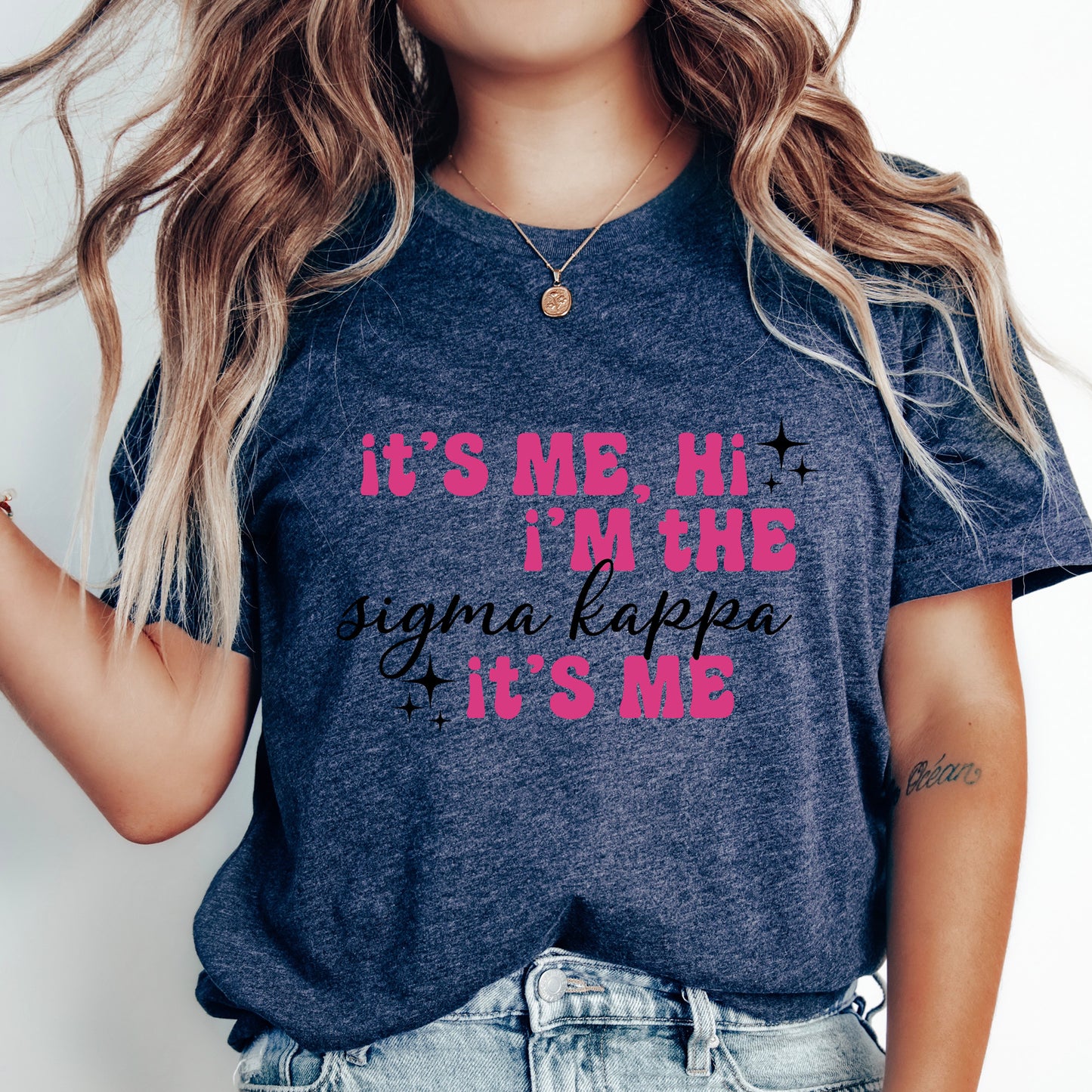 a woman wearing a t - shirt that says it's me, i '