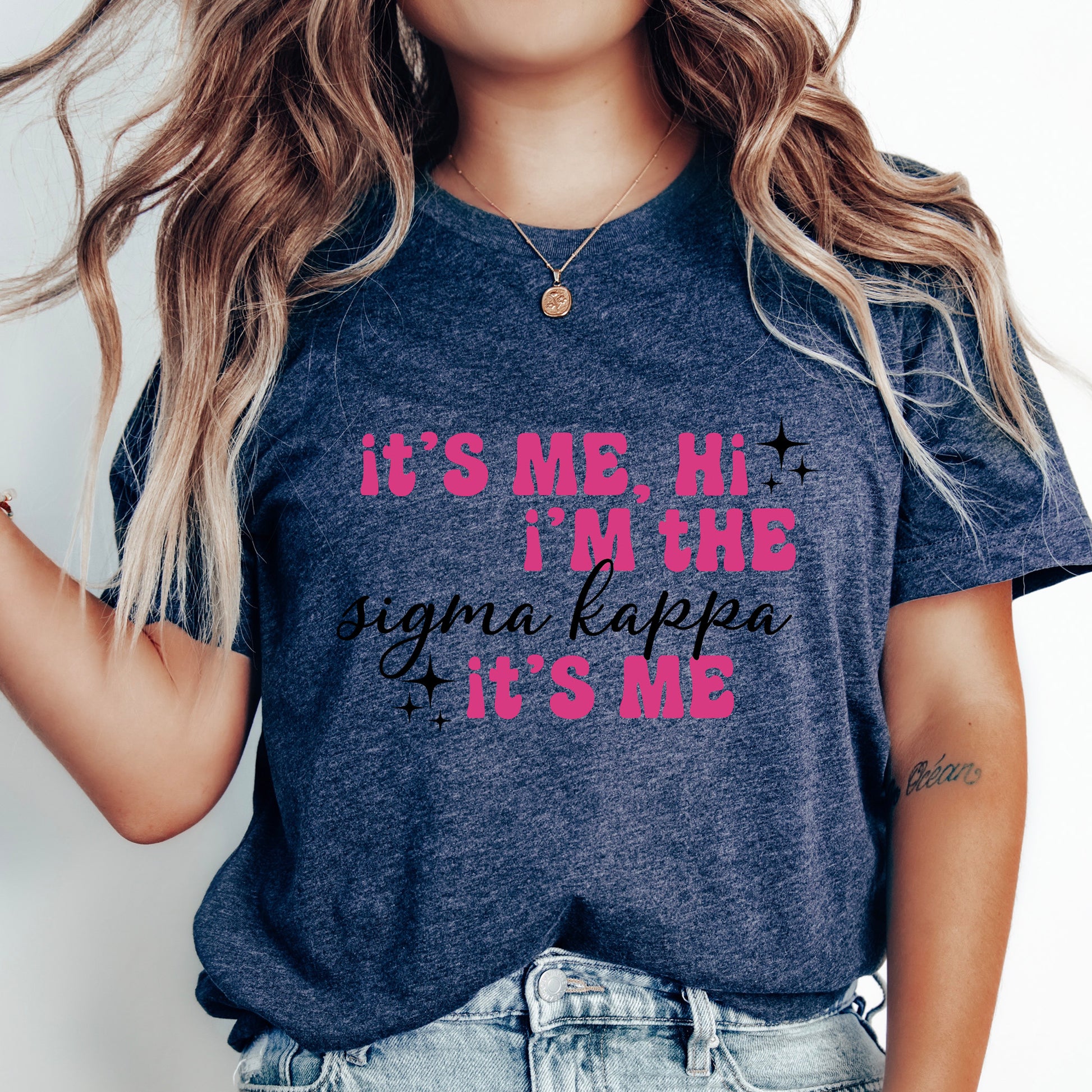 a woman wearing a t - shirt that says it's me, i '