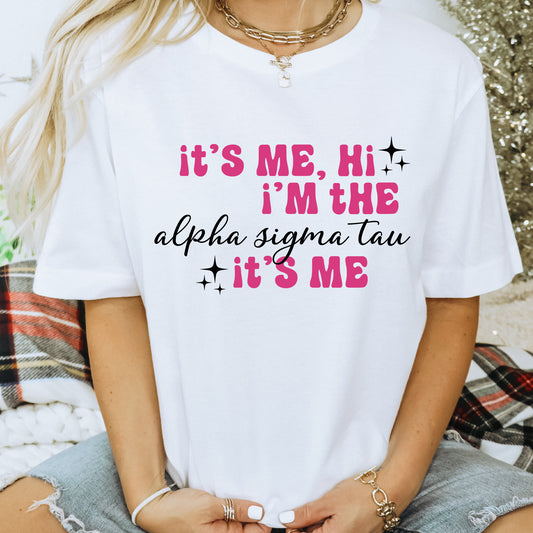 a woman wearing a t - shirt that says it's me, i '