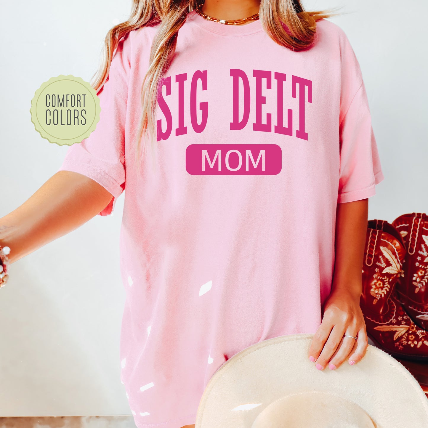 a woman wearing a pink shirt that says, stig diet mom