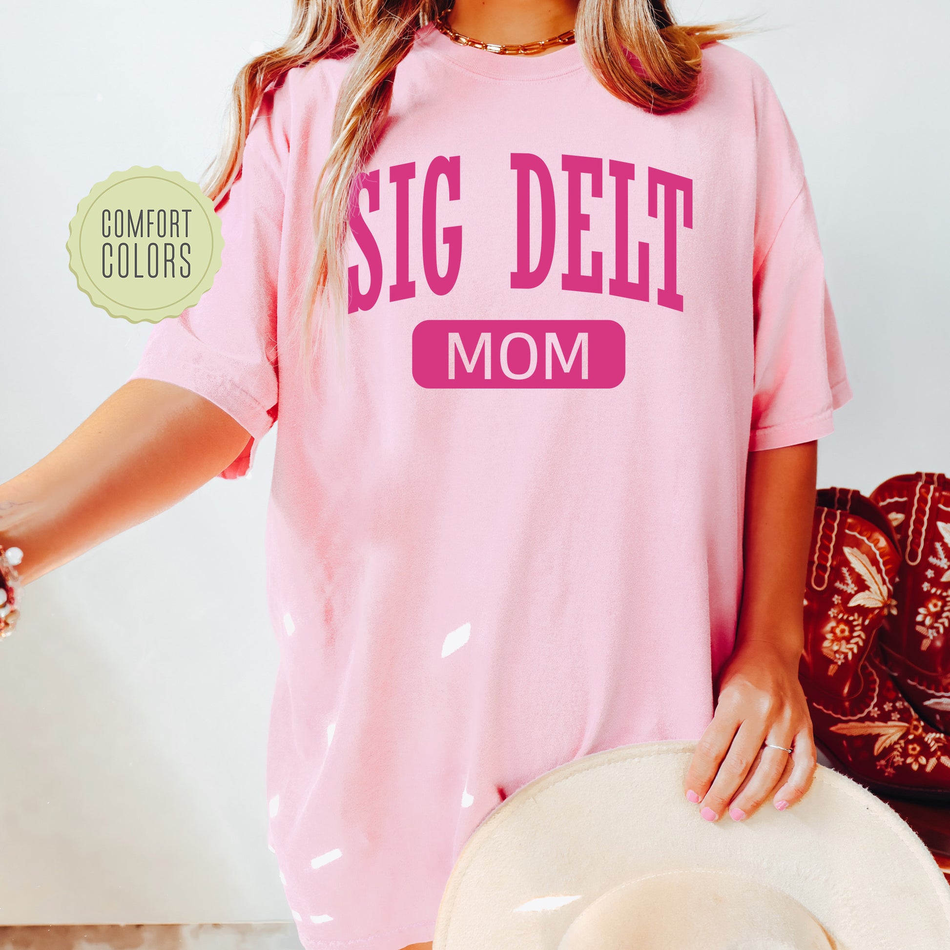 a woman wearing a pink shirt that says, stig diet mom