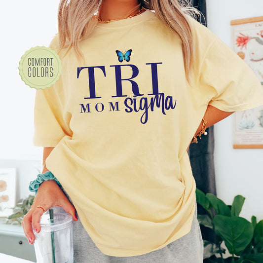 a woman wearing a t - shirt that says tri mom
