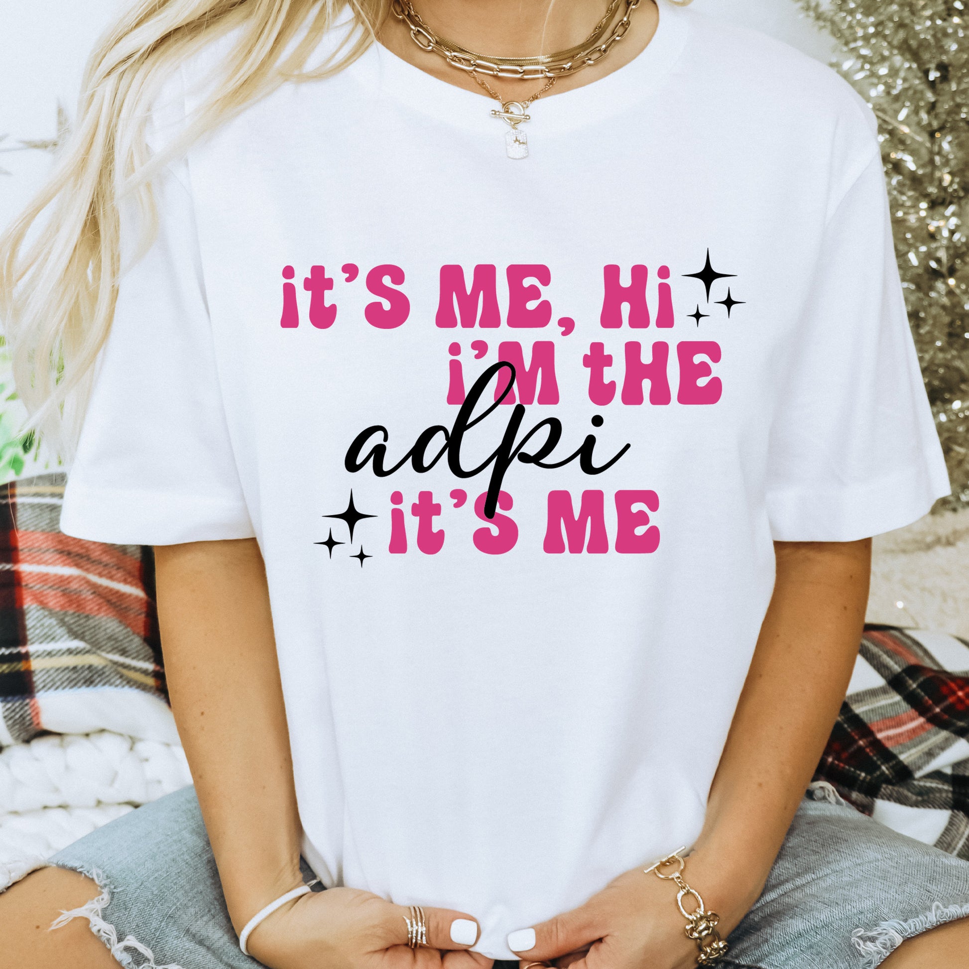 a woman wearing a t - shirt that says it's me, he '
