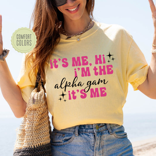 a woman wearing a t - shirt that says it's me, i '
