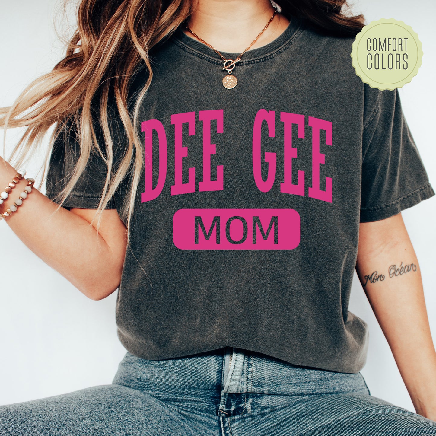 a woman wearing a t - shirt that says dee gee mom