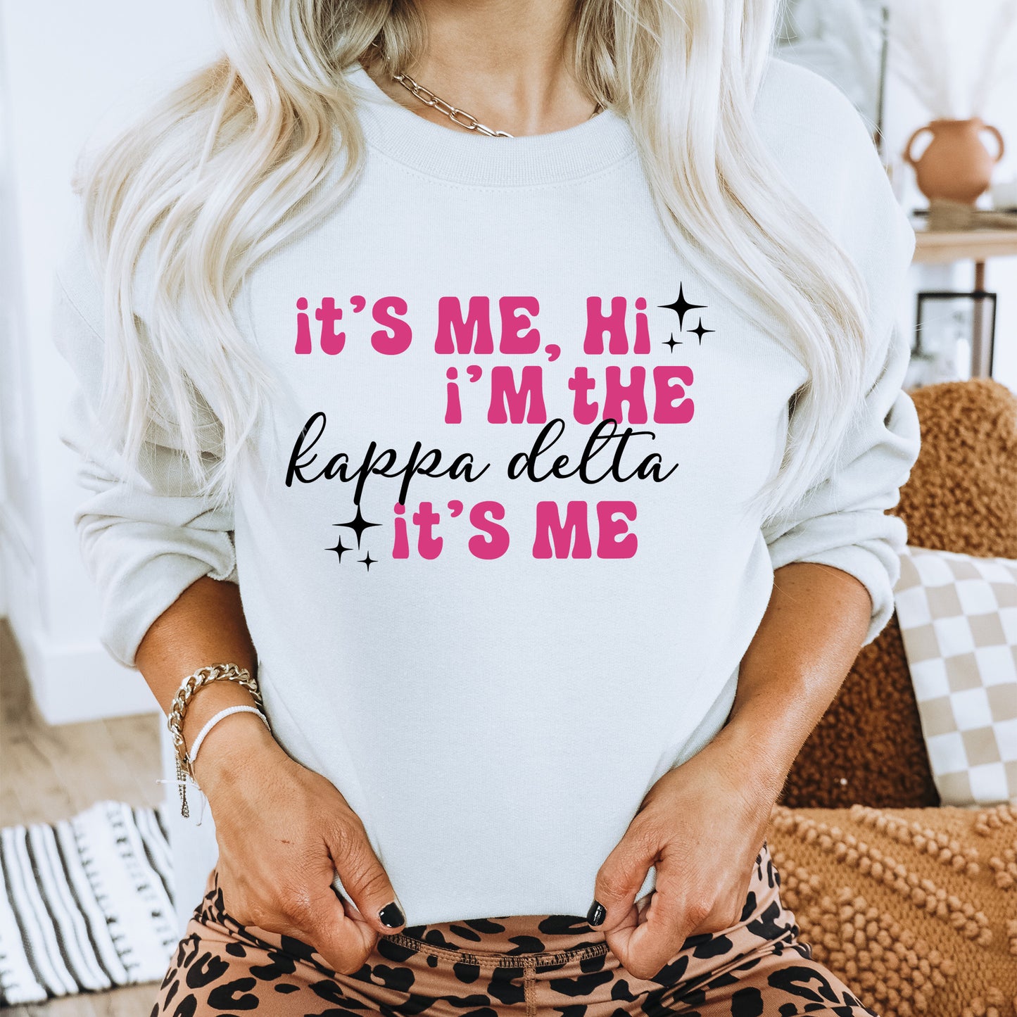 a woman wearing a sweatshirt that says it's me, i'm the