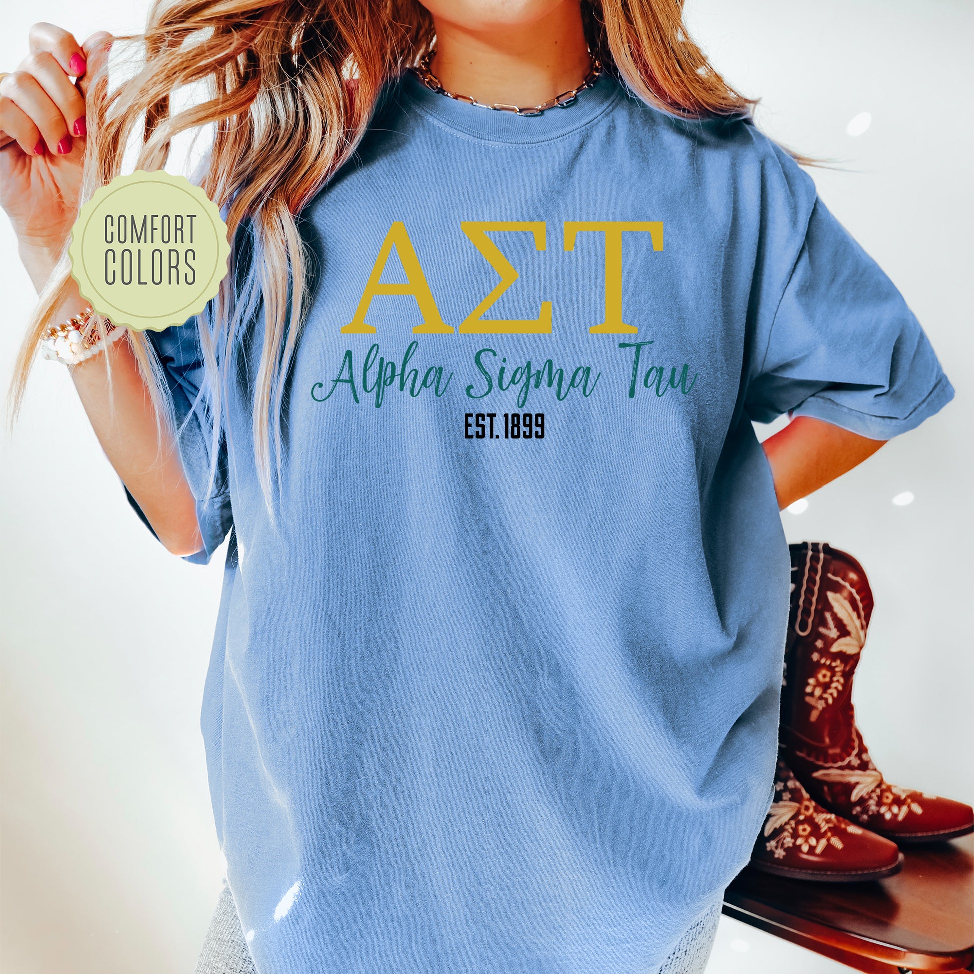 a woman wearing a t - shirt that says azt alpena sierra ta