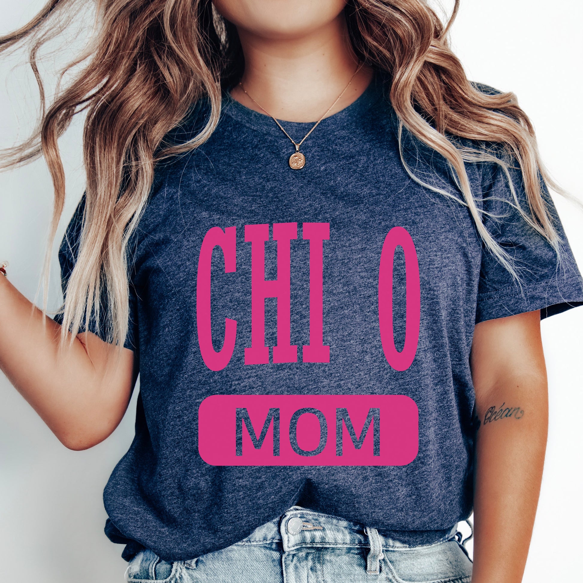 a woman wearing a shirt that says chio mom