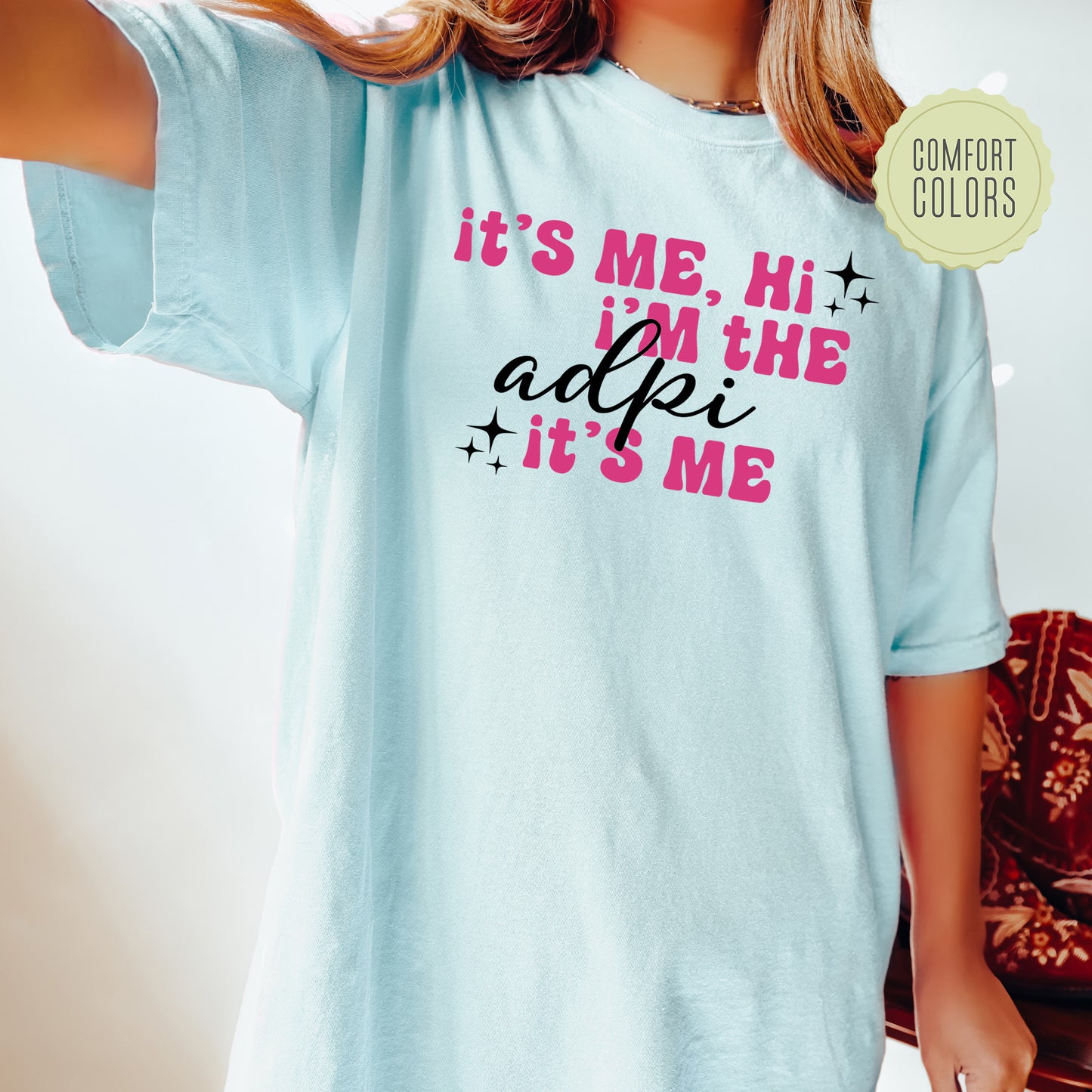 a woman wearing a t - shirt that says it's me, he '