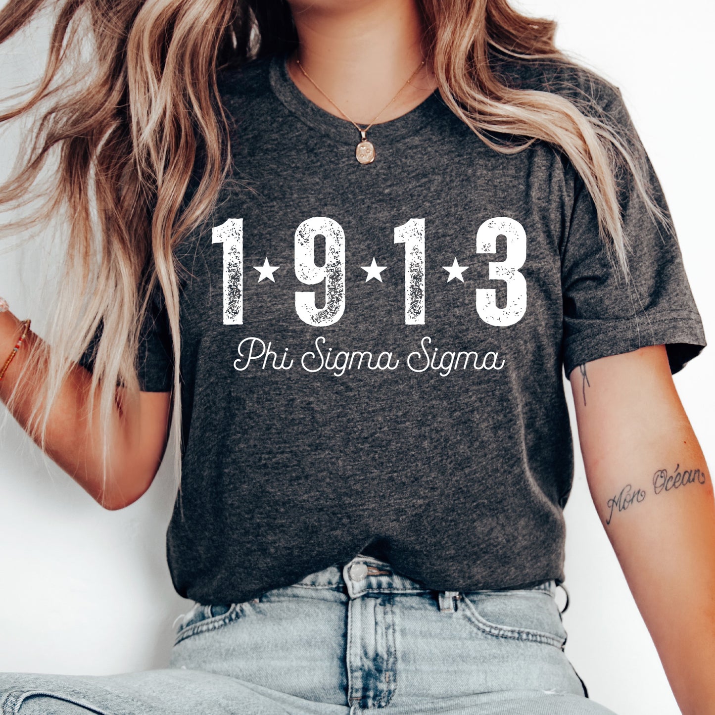 a woman wearing a t - shirt that says 1911