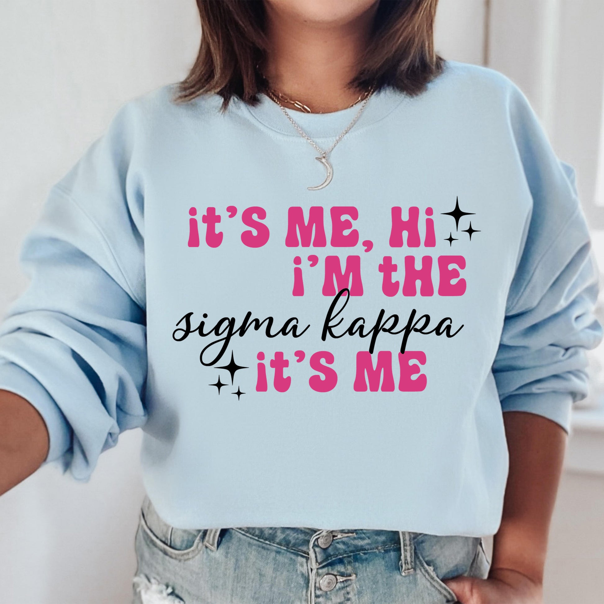 a woman wearing a sweatshirt that says it's me, i'm the