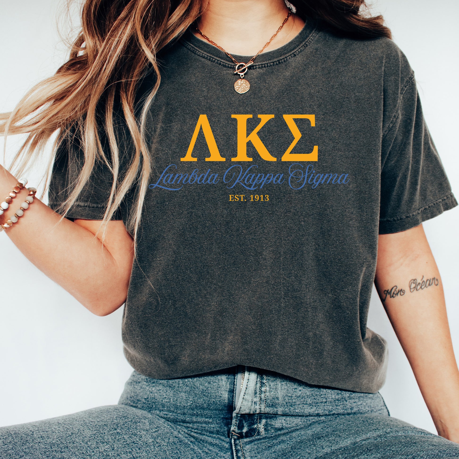 a woman wearing a shirt that says ake