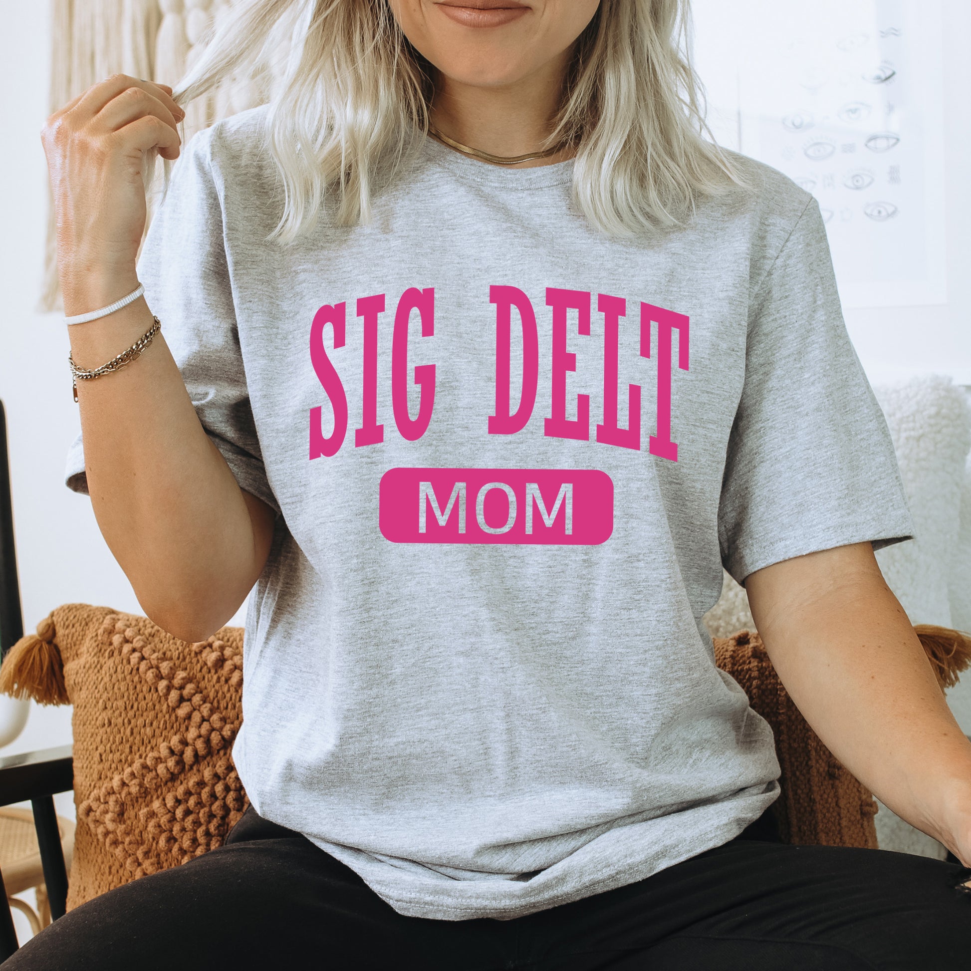 a woman sitting on a chair wearing a t - shirt that says, sig