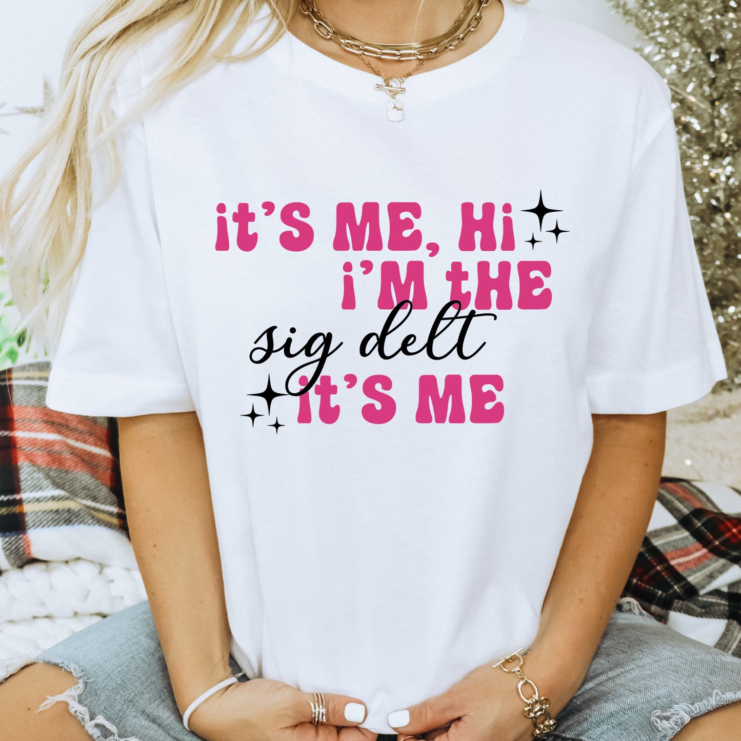 a woman wearing a t - shirt that says it's me, i '
