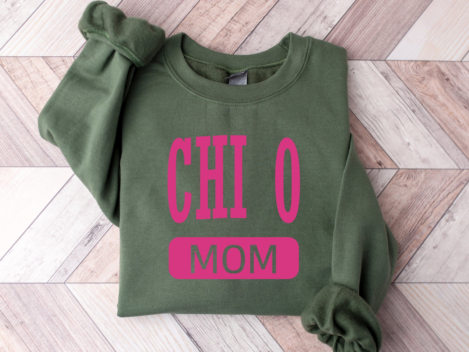 a green sweatshirt with the word'chio mom'printed on it