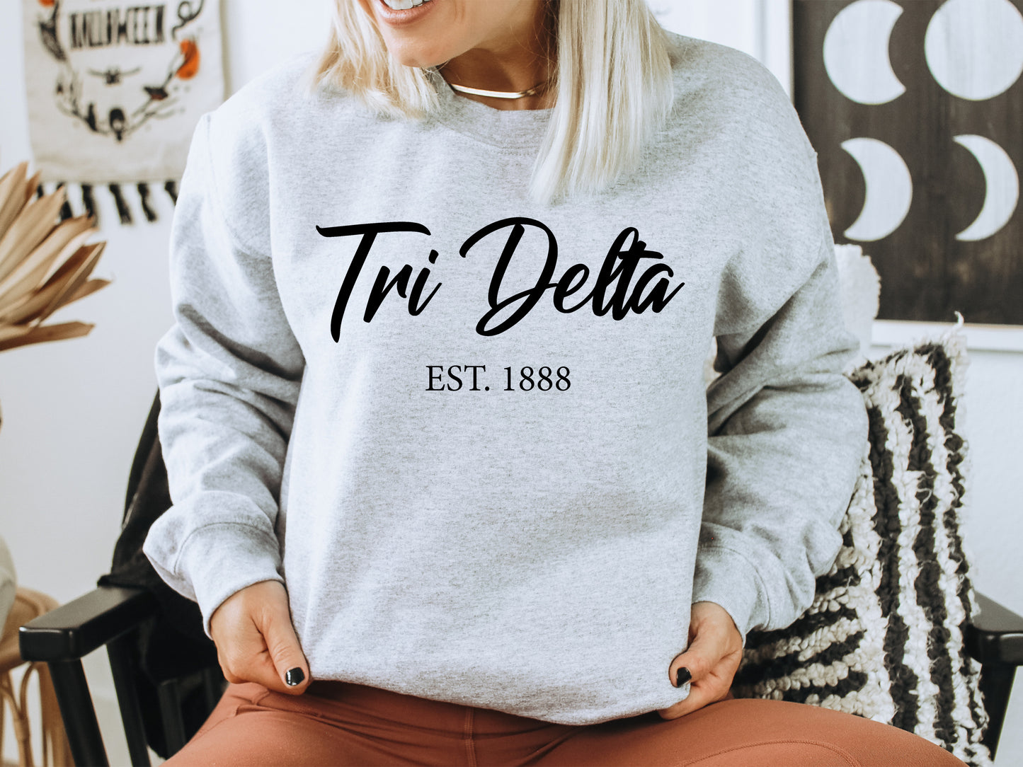 Delta Delta Delta Black Flowy Sorority Sweatshirt _ 87g