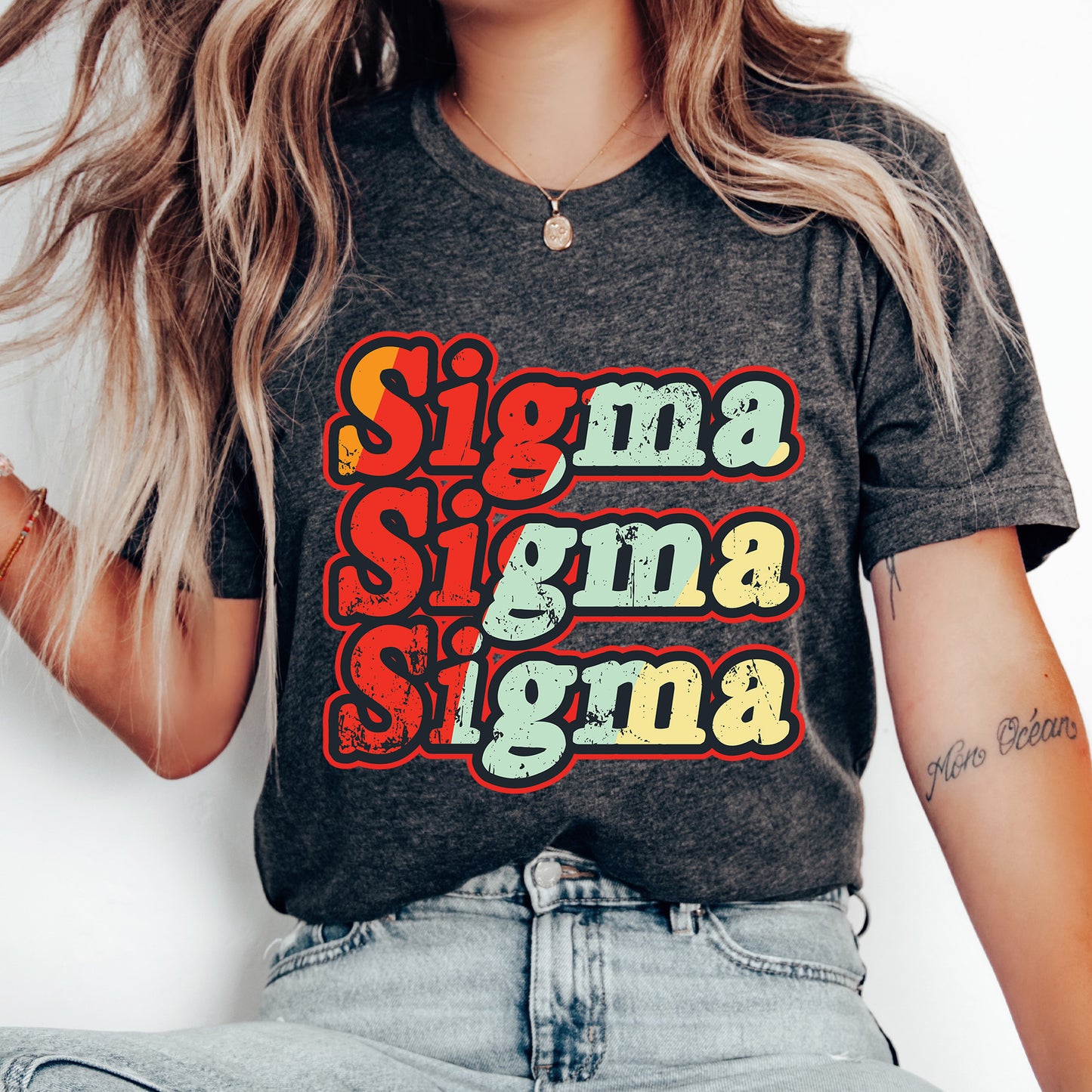 a woman wearing a shirt that says singma singma