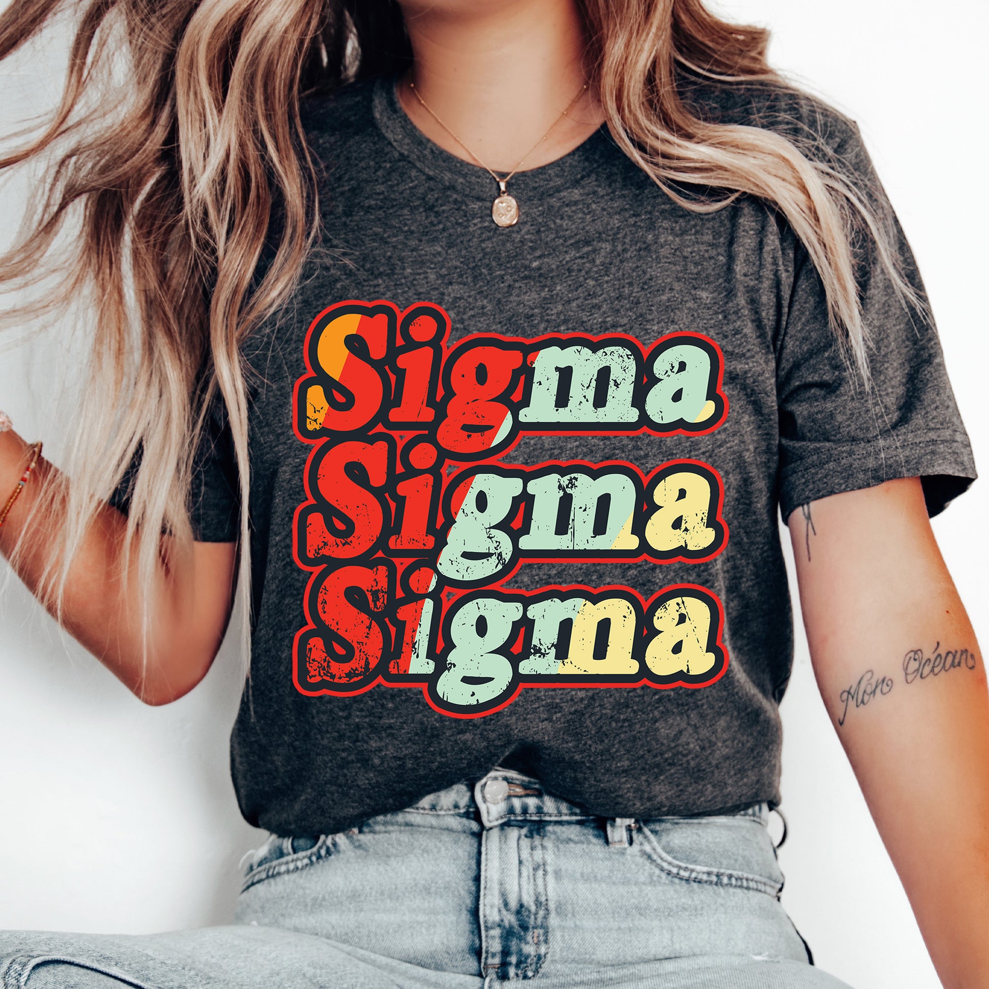 a woman wearing a shirt that says singma singma