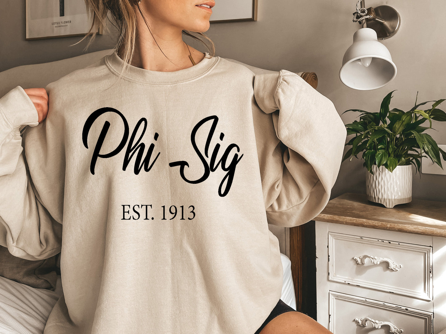 Phi Sigma Sigma Black Flowy Sorority Sweatshirt _ 96g