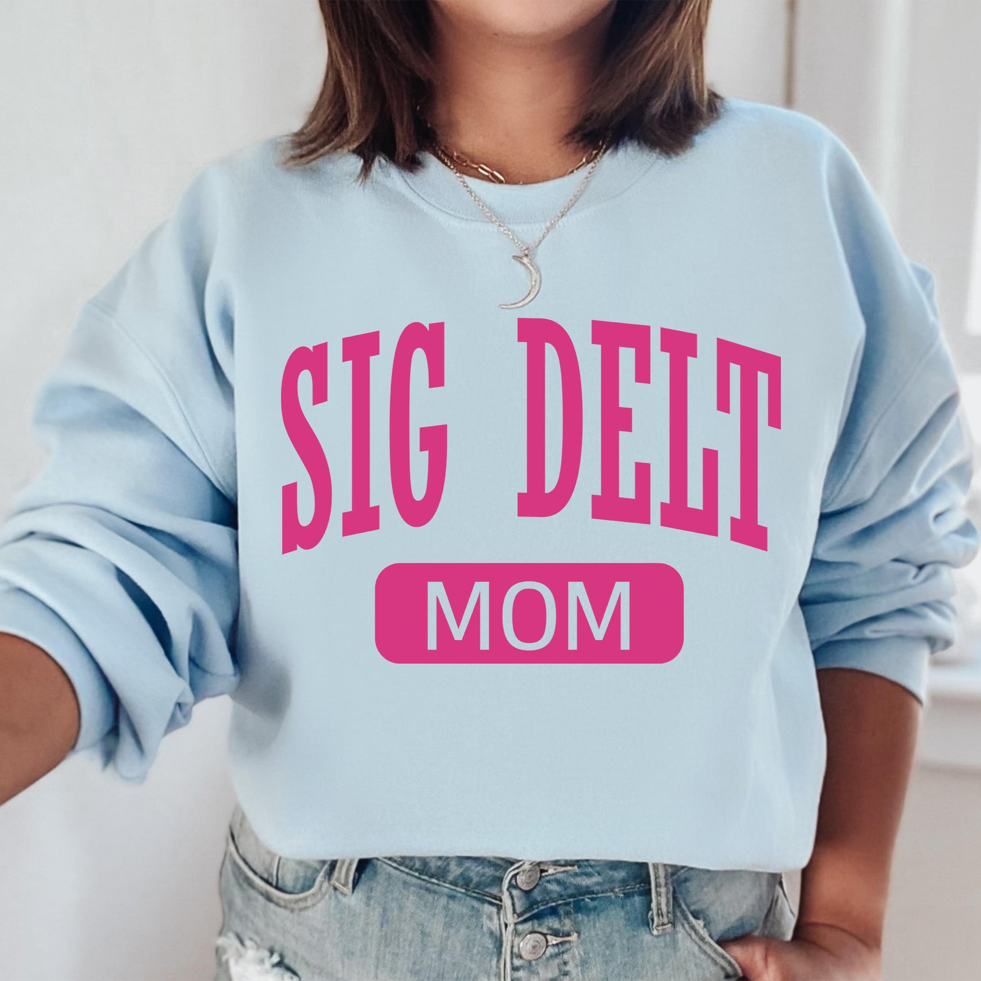 a woman wearing a sweatshirt that says, sig diet mom
