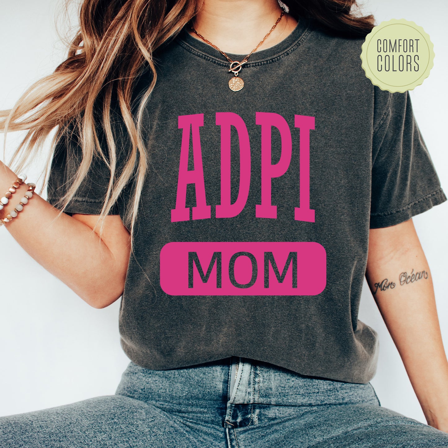 a woman wearing a t - shirt that says appi mom