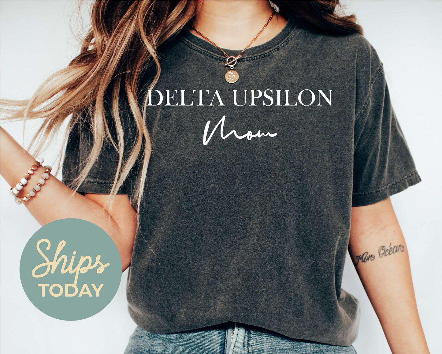 Delta Upsilon Cursive Mom Fraternity T-shirt _ 2029g
