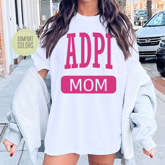 a woman wearing a t - shirt that says,'appi mom '