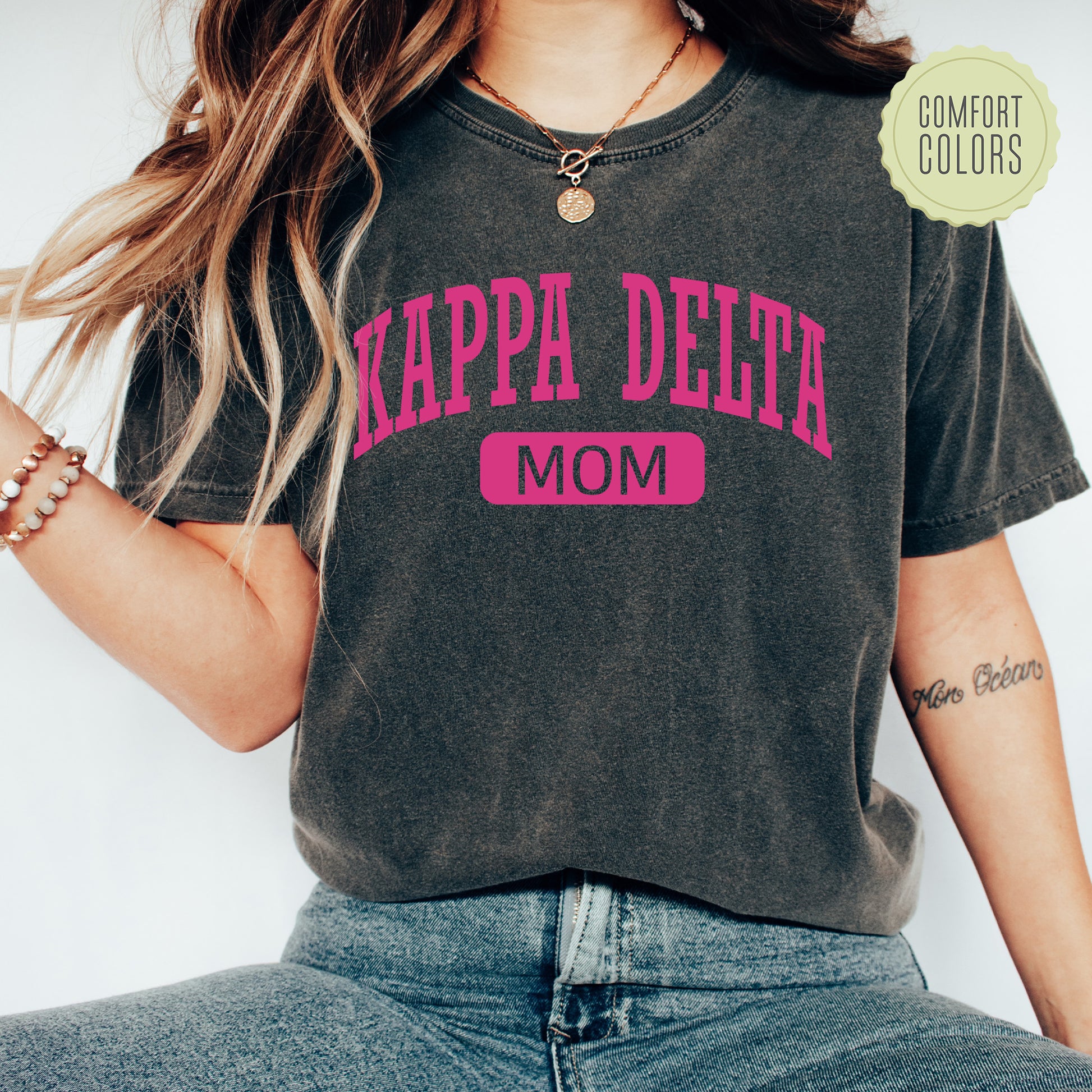 a woman wearing a shirt that says kappa delta mom