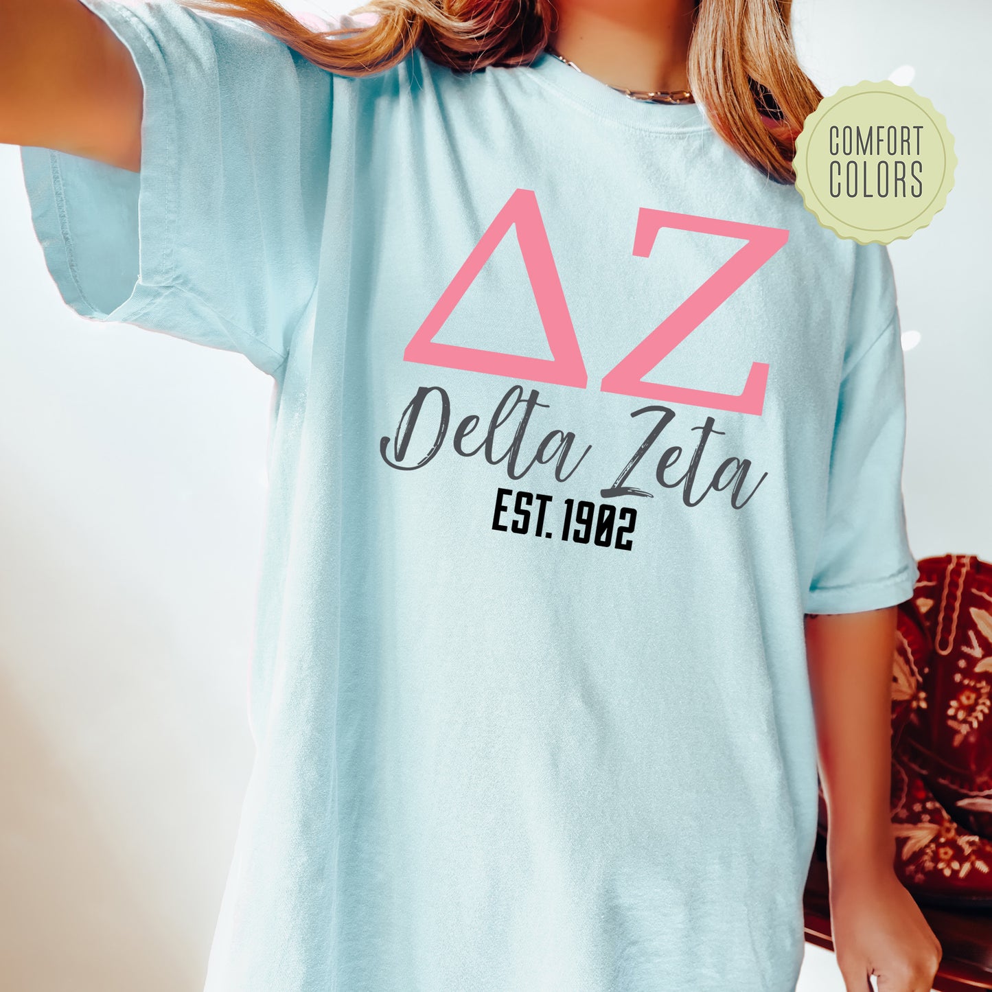 a woman wearing a t - shirt that says delta delta est 1932