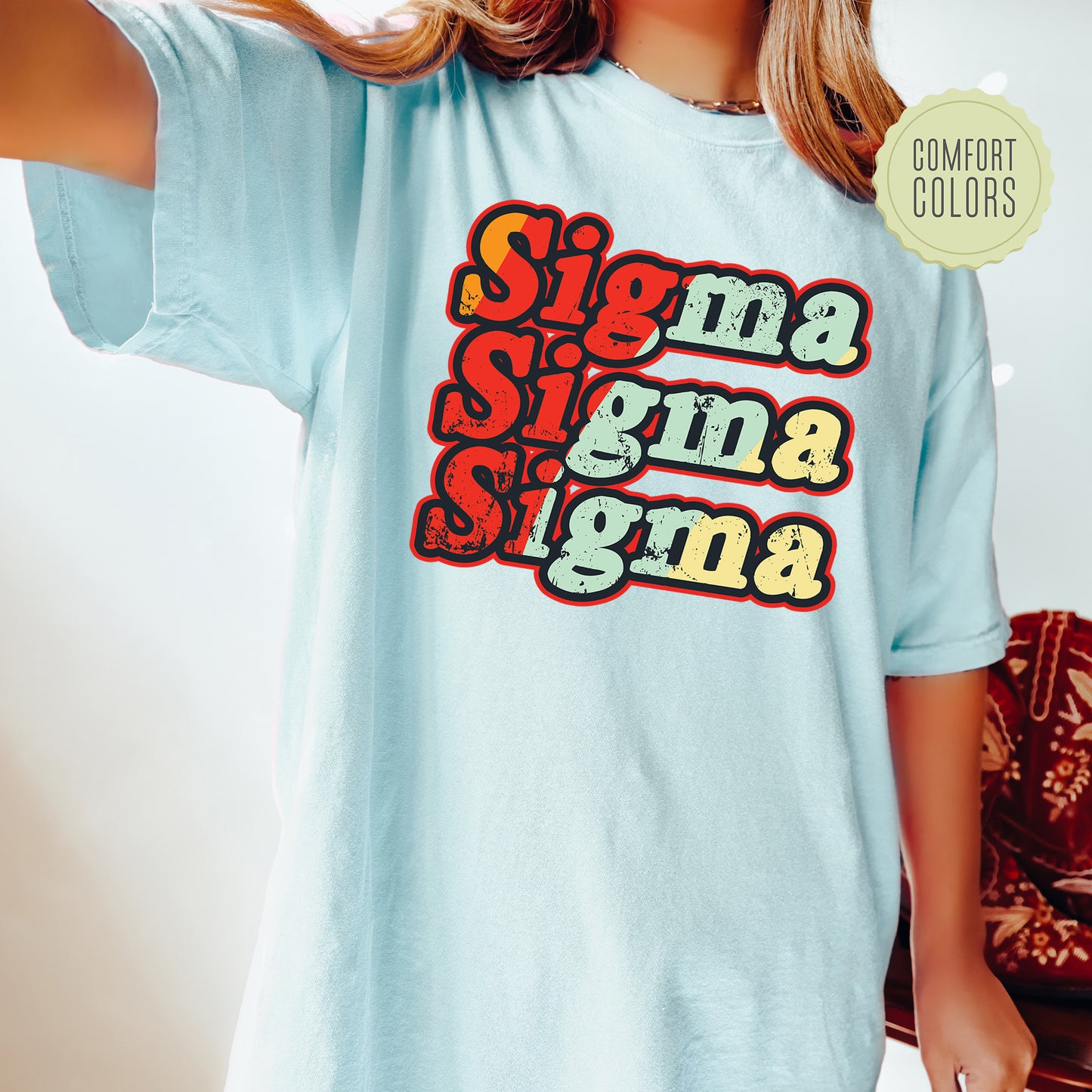 a woman wearing a blue shirt with the words singma singma on it