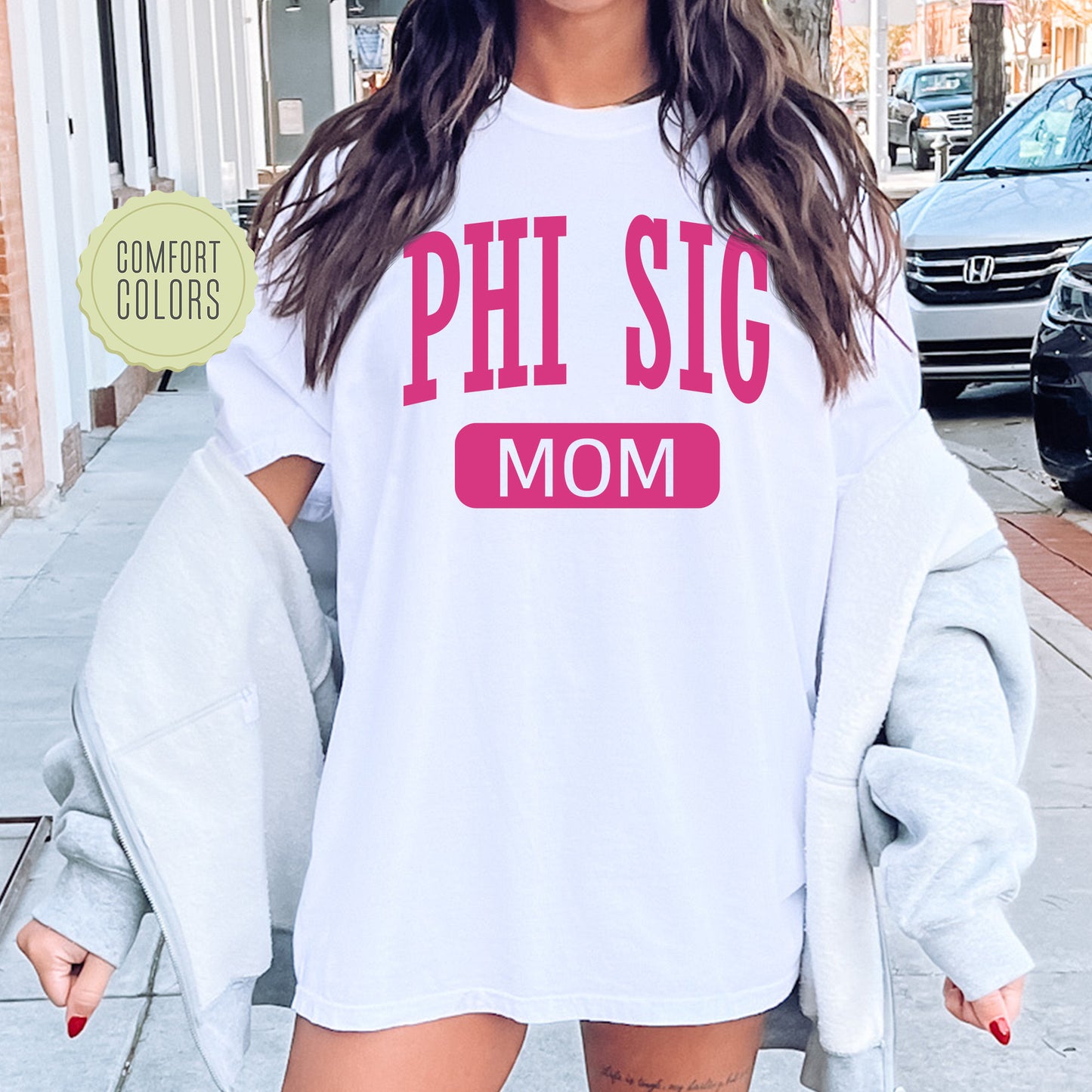 a woman wearing a shirt that says, phi sig mom
